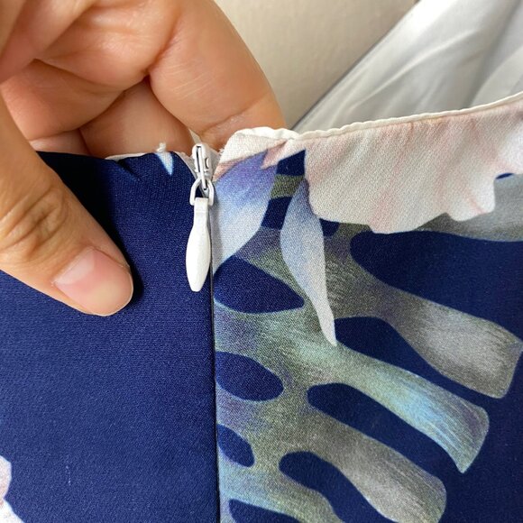 White Closet-Showpo Brand Navy Blue White Floral Fitted Midi Dress Size 2 - Picture 7 of 8